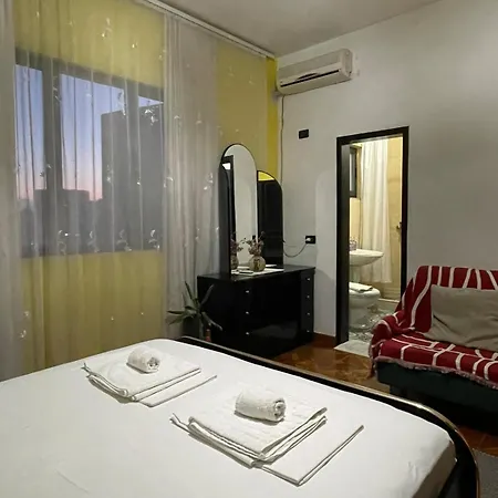 公寓 Cozy Big With Balcony 地拉那